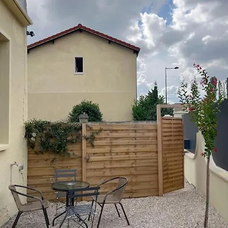 Сasa de vacaciones Le Cocon, De 30m2 Avec Jardin Et Parking Privatifs Pres De Paris Et Fontenay-sous-Bois